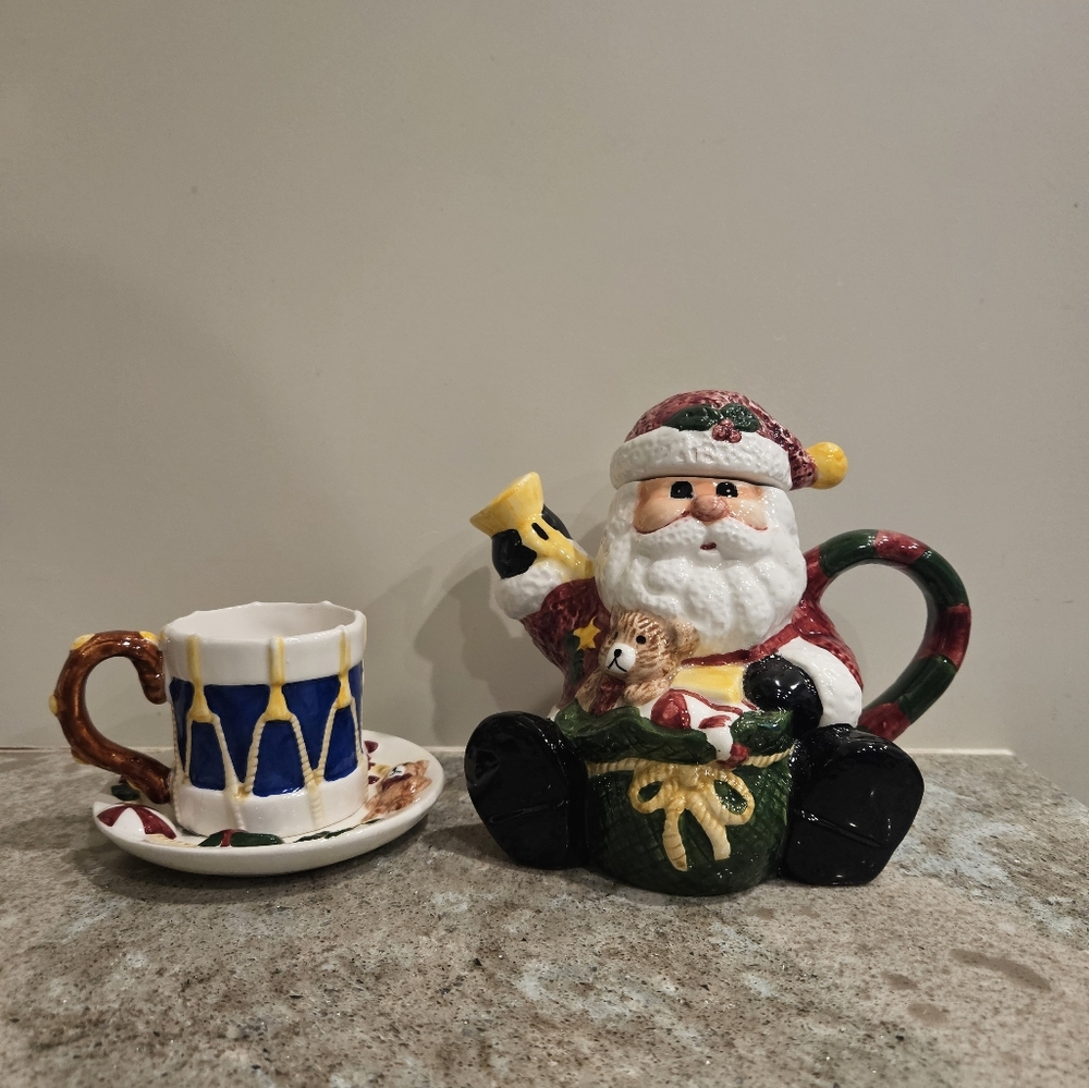 Wang's International Small Santa Claus Christmas Tea Pot w/Tea Cup & Saucer NWOB